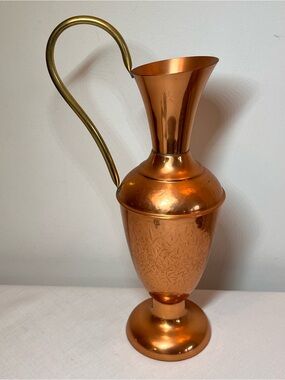 Vintage copper ewer decor ornament pitcher
Made in England Signed
MCM